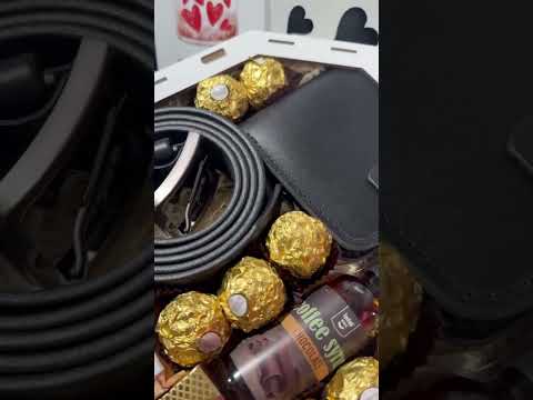 Чоловічий подарунковий бокс із солодощами, гаманцем та ремінем з натуральної шкіри, видео 1