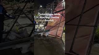 Çerkezköyde İskele Araçların Üzerine Devrildi.