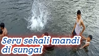 mandi di sungai emang seru apalagi airnya dingin badan jadi segar