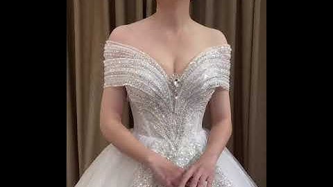 Cận cảnh siêu phẩm váy cưới lấp lánh của 50.000 viên đá pha lê và swarovski - LINH NGA BRIDAL