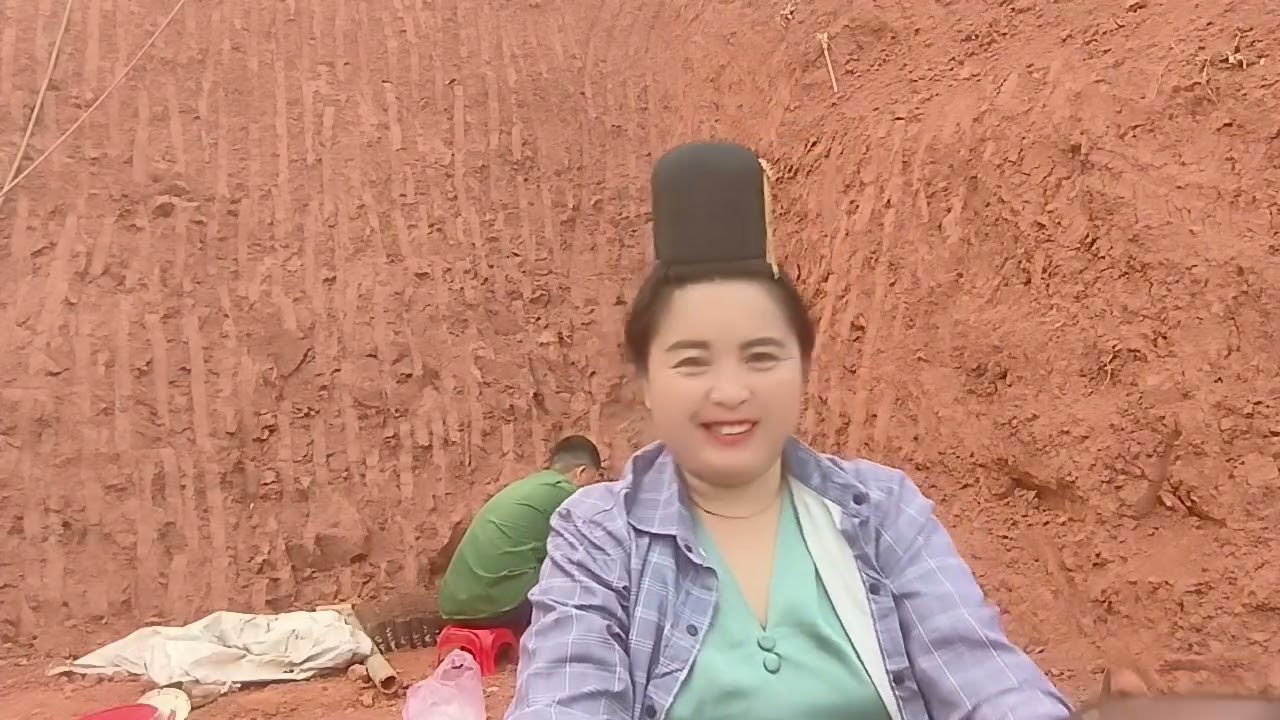 Có một người gọi điện cho chồng ngọc Hoa 