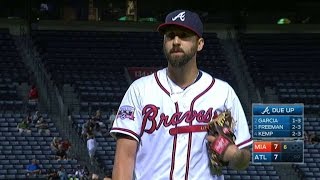 MIA@ATL: Roe escapes bases-loaded jam in 6th inning