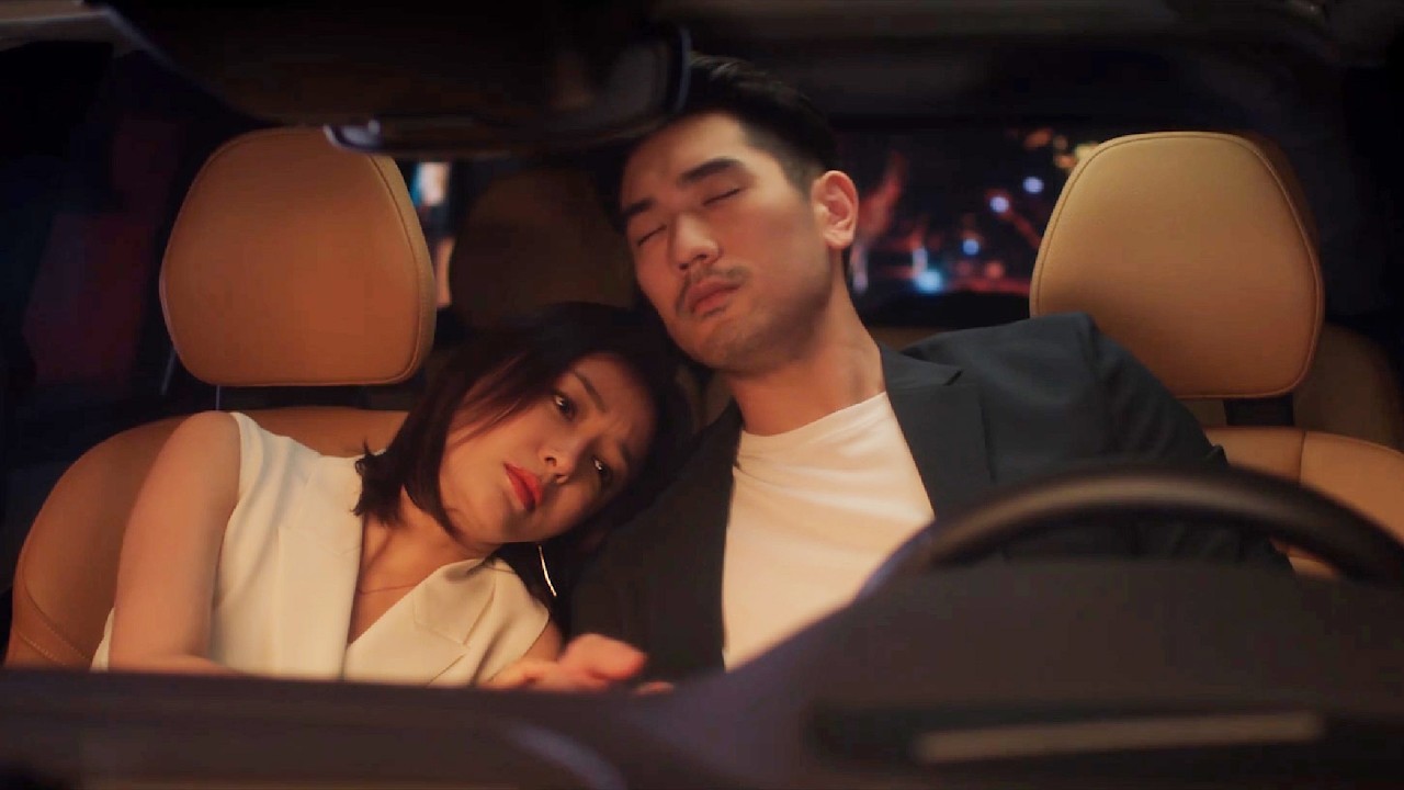 💄【MOVIE】女孩放下所有疲憊，下意識地靠在霸總的肩膀上睡著了！ #好看中国电视剧 #爱情