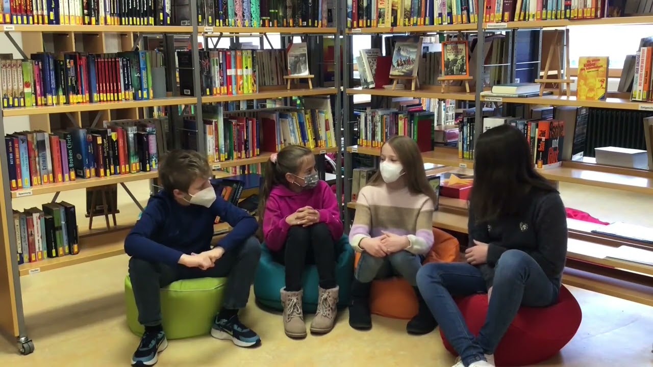 Schüler*innen des Albert-Schweitzer-Gymnasiums stellen die Schule vor