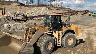 CAT 980H screening gravel