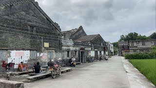 遊走在廣東五邑僑鄉台山的鄉鎮----斗山鎮西栅村的石巷古村落街拍。是梁氏宗族聚居的古村，村內居住人口相對其它村落稍多，人去樓空的僑房有親戚照管。