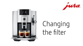 Cómo cambiar el filtro de agua de tu cafetera Jura E8  Mira que fácil es  cambiar el filtro de agua en la cafetera automática Jura E8. Es importante  que cambies el