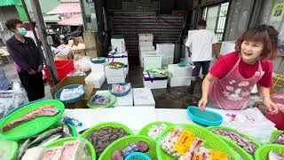 客人說阿源裝笑維 上禮拜客人要買 阿源都不賣給他 台中大雅市場 海鮮叫賣哥阿源 Taiwan seafood auction