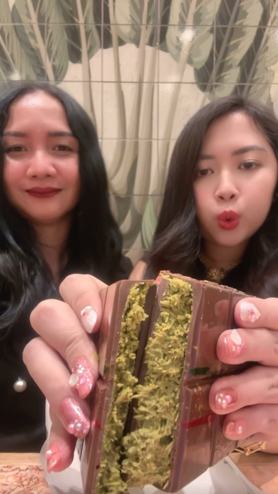 PERTAMA KALI NYOBAIN COKLAT DUBAI!! | Klara Tania #shorts