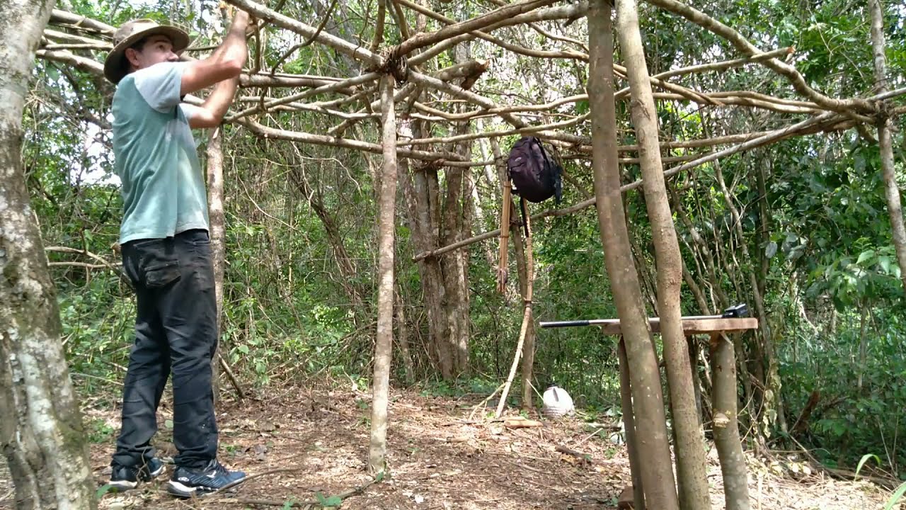 construção de abrigo na natureza