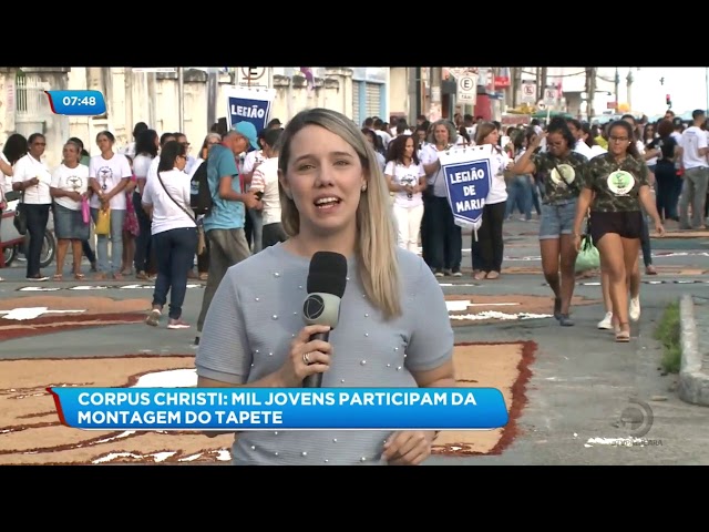 Jovens participam da confecção de tapetes para procissão de Corpus Christi em Maceió