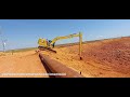 escavadeira CAT 320 long reach adentrando Dique de contenção de rejeito