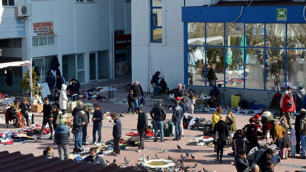 Kuşadası'nda bitpazarı yoğun ilgi görüyor