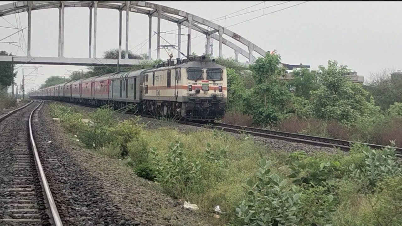 2 in 1 Trains 22692 KSR Bengaluru City rajdhani express , 01025 Dadar ...
