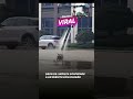 🐶💦 Dron de limpieza termina bañando a un perrito | #LaRazónViral
