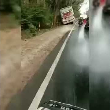 Laka bus EKA di ngawi timur lampu merah gendingan