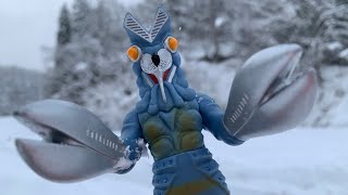 ウルトラ怪獣散歩(バルタン星人)雪道を歩こう！！o(％)○ジュワッ