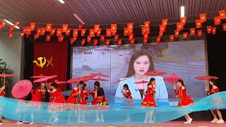 Ms. Silent Sea Represented Gia Linh Cl Parents To Attend The Vietnam Teachers Day Celebration...