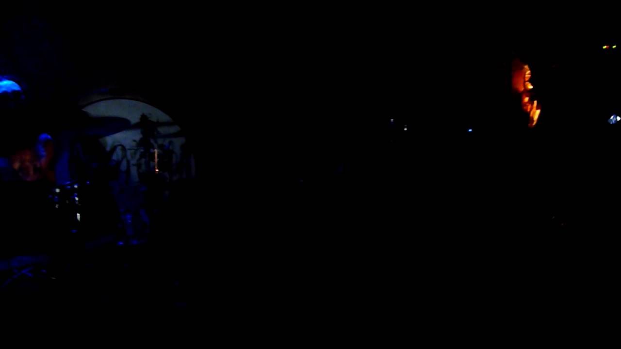 Ashes - Broken World (En Vivo)