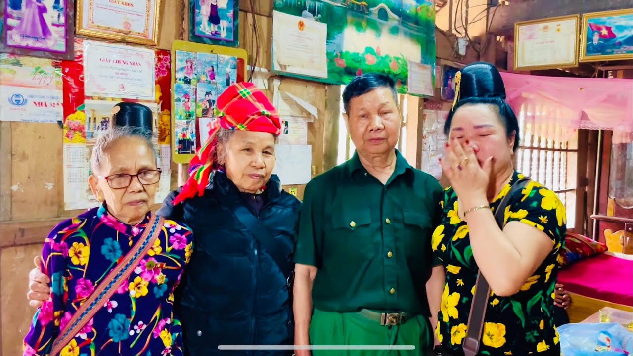 Hôm nay các con cháu Lên ăn Tết ở bố Lò Liên vừa vừa khóc bị không thấy mẹ mình buồn lắm 