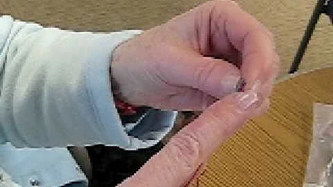 Yvonne Porter: Demonstration..h...  to knit with b...