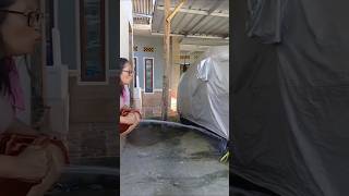 #camtienlaugh 😂😂😂 Haha, that girl has a really funny way of washing her car.😂😂😂#shorts #funny