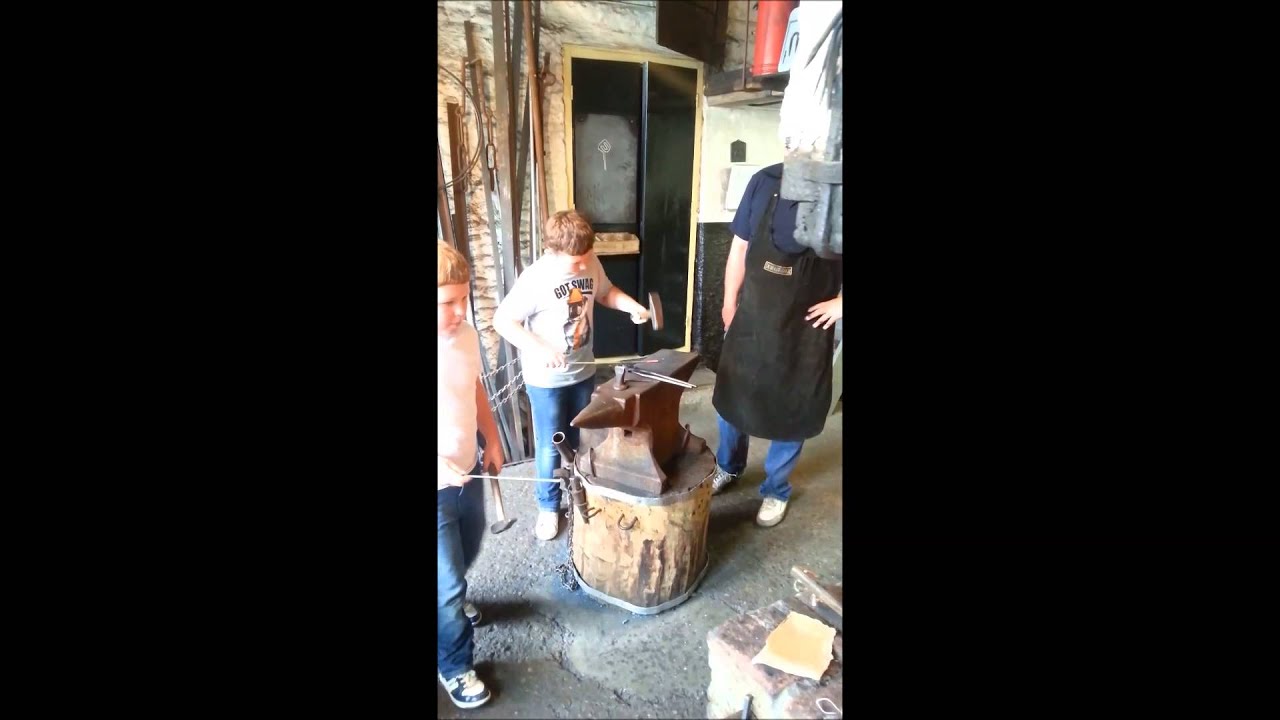 2 jongens wilden smeden in de Museumsmederij De Hoefhamer