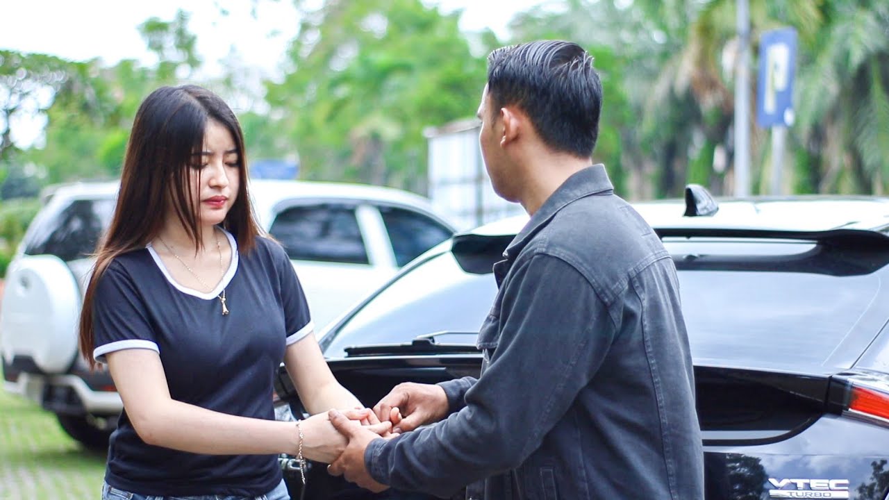 SEMUA ORANG TIDAK TAU KALAU MOBIL MEWAH YANG MEREKA PAMERKAN ADALAH MILIK PRIA YANG DIA REMEHKAN !!