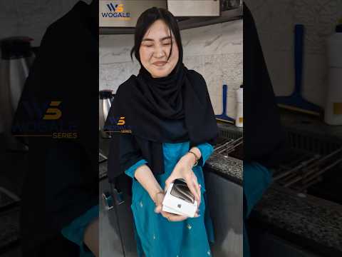 وقتی خواهرت را با آیفون سوپرایز میکنی 😂🤣