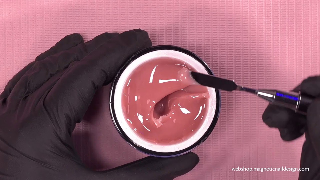 Magnetic PowerGel Nude - Picking it up from the jar