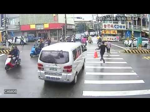 2017-4-1 屏東枋寮五岔路休旅車闖紅燈撞飛騎士 恐怖車禍 !!!