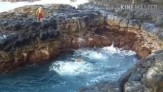 Detik detik orang terseret ombak di batu karang