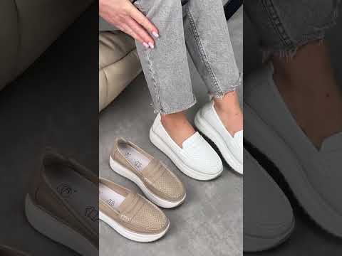 Літні молодіжні шкіряні бежеві лофери з перфорацією, видео 1