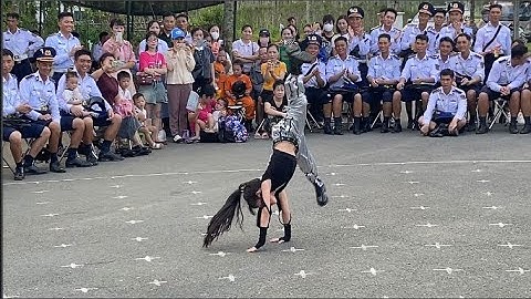 ĐÂY MỚI ĐÍCH THỰC LÀ VĂN NGHỆ QUẦN CHÚNG - Cháu nhảy, các chú bộ đội A80 phụ hoạ bằng tiếng vỗ tay