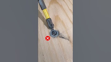 Hoe je een dolgedraaide schroef uit hout en plastic verwijdert. #woodworking #short