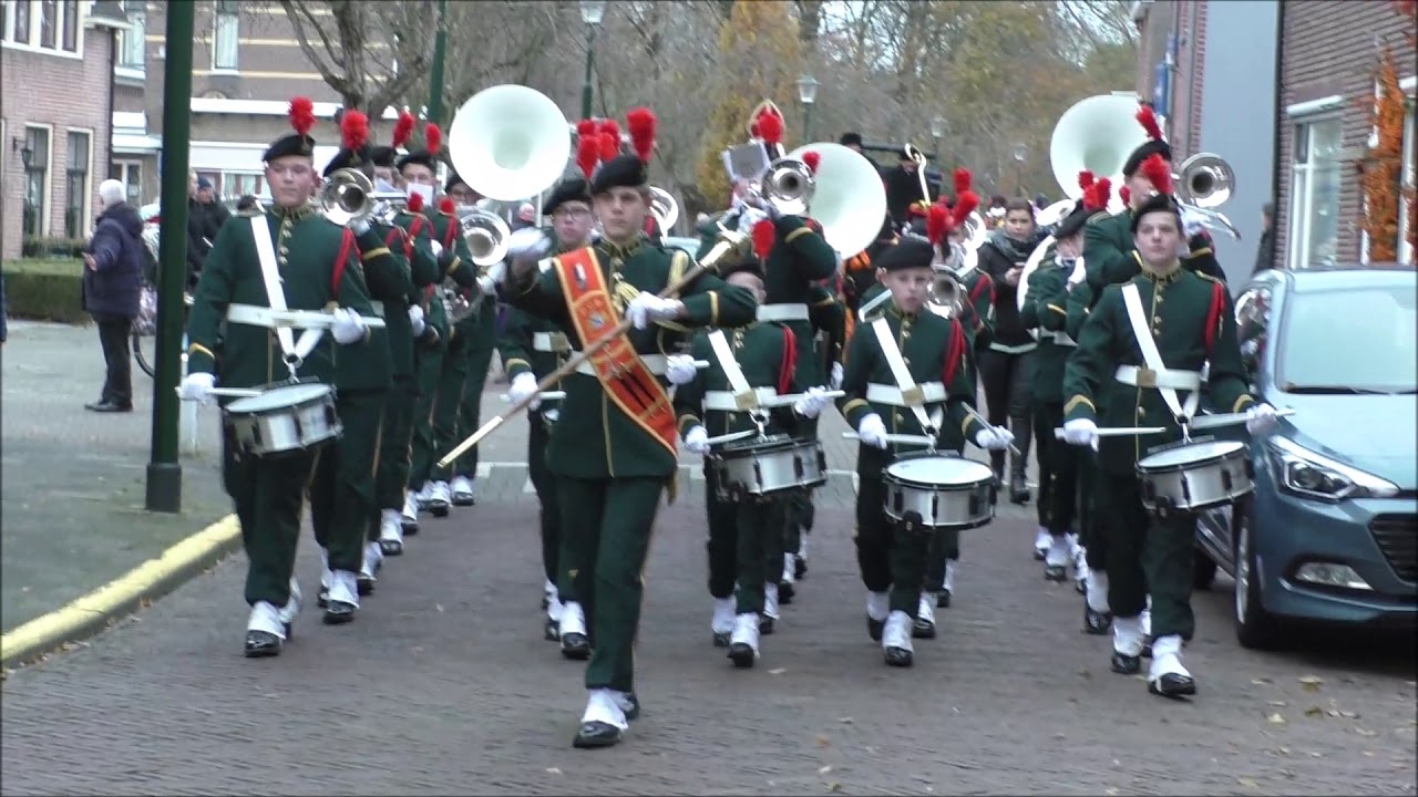DVS Junioren begeleiden de sint en zijn Pieten door het dorp.