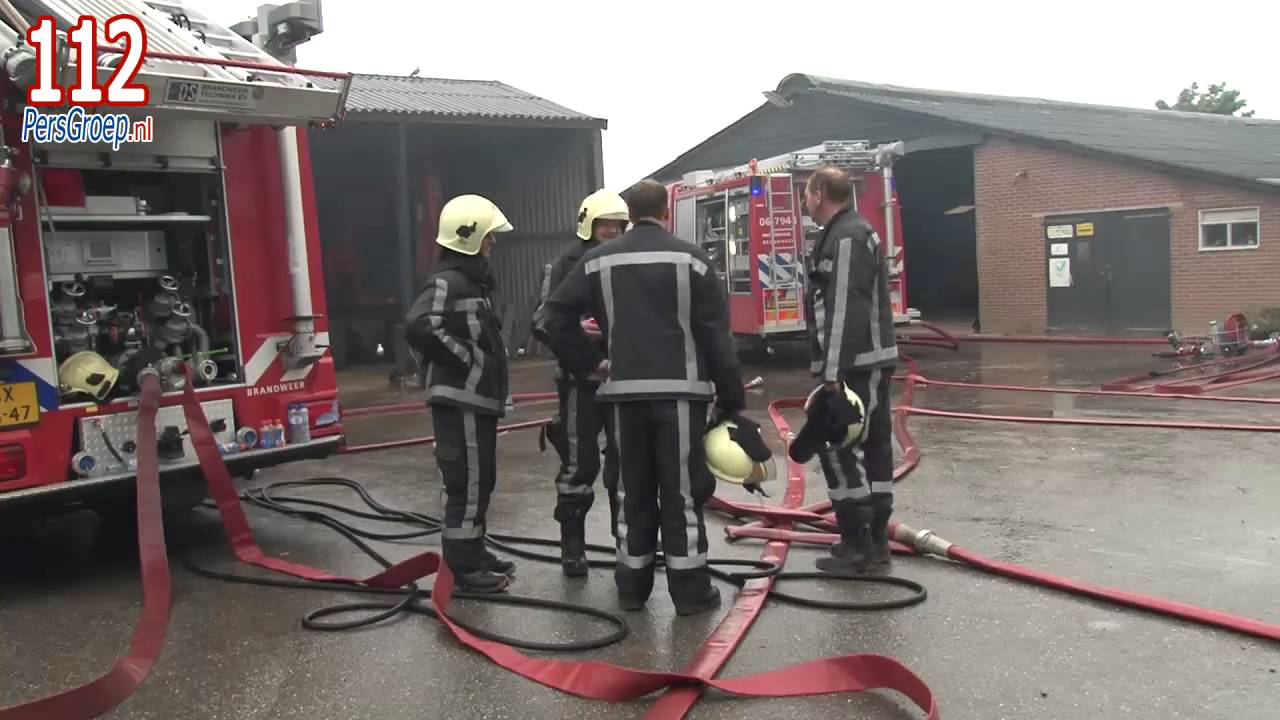 Schuur met oldtimers afgebrand in Empe - YouTube