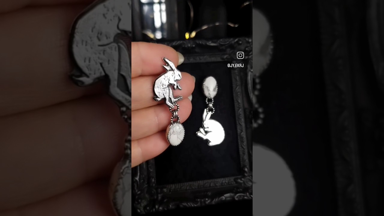 EKRJ973 Hares & White Howlite One-of-a-kind Handmade Silver Earrings 