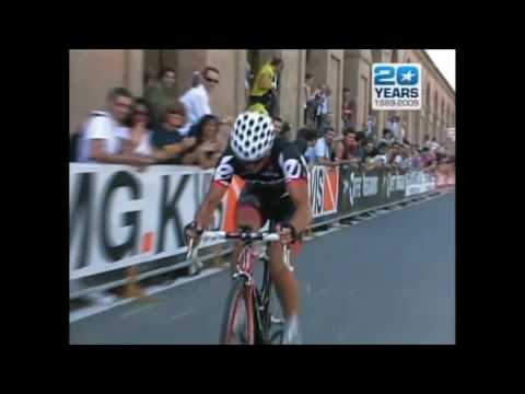 Giro d'Italia 2009 - stage 14 - Simon Gerrans vs young Chris Froome (uphill finish)
