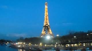 La Tour Eiffel le soir vue du pont Bir-Hakeim.
