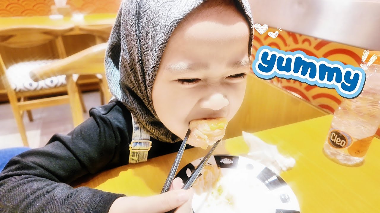 NAZRA PERTAMA KALI NYOBAIN SUSHI! | VLOG 