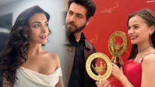 Yağmur Yüksel y Barış Baktaş hablaron sobre Özge Yağız en la ceremonia de premiación