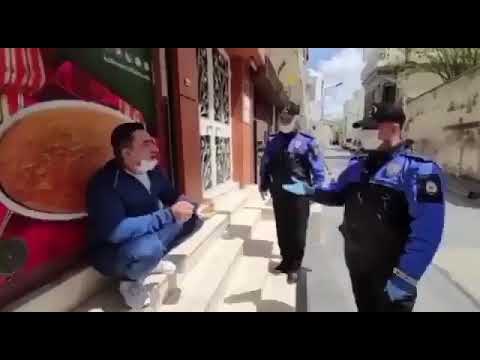 Sokağa çıkma yasağında adam sokakta tatlı yiyor polisin komik sözleri.
