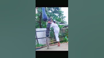 Taekwondo stretching ☺Jeet Kune Do is the most practical. #kungfu #brucelee