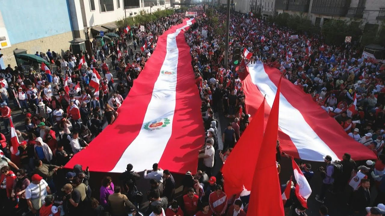 Miles marchan en calles de Lima contra presidente peruano Castillo ...