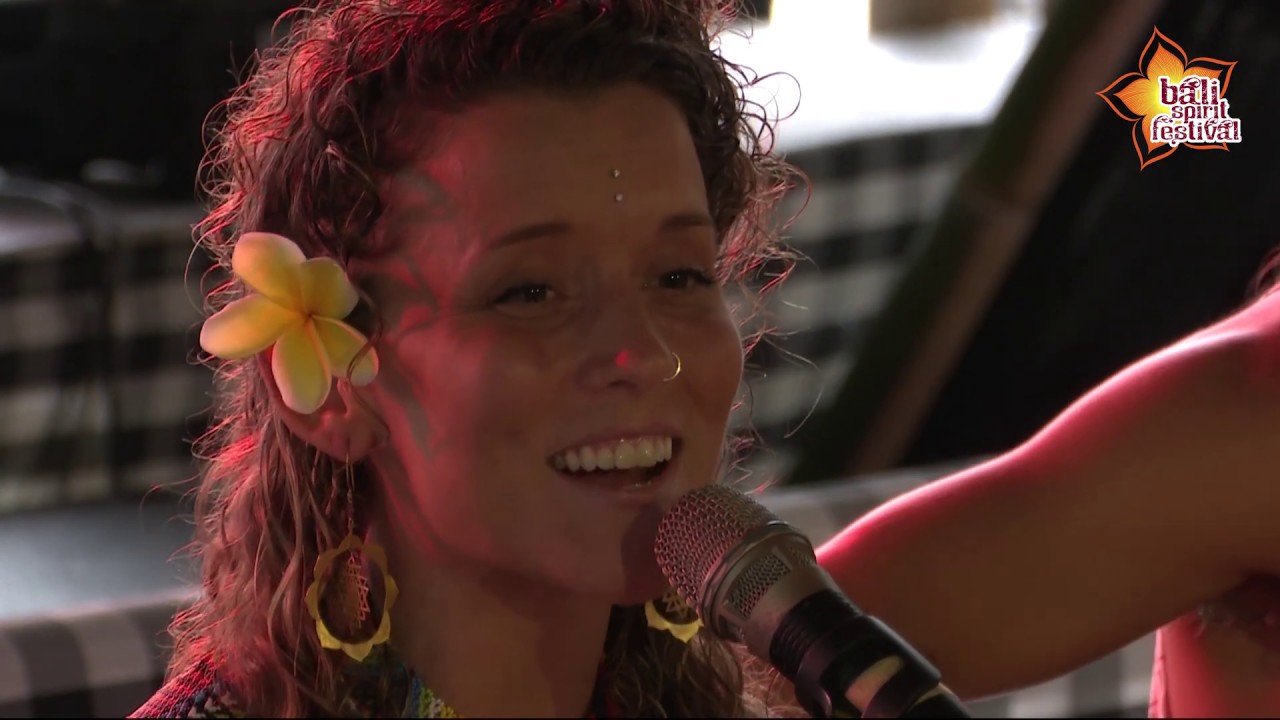 Elah & AuSierra performing 
