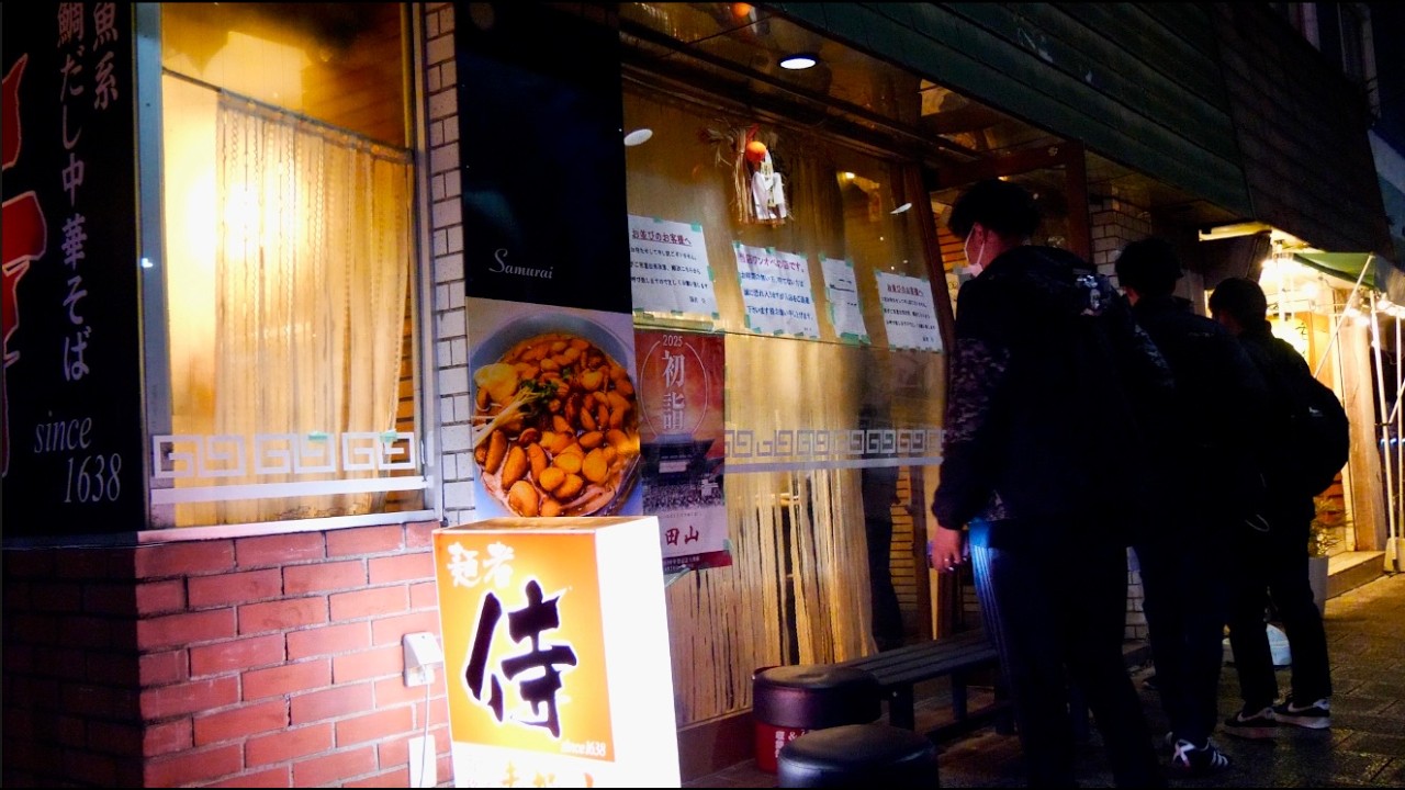 Рамен из 100 зубчиков чеснока, приготовленный бывшим борцом сумо — смелое и ароматное творение!