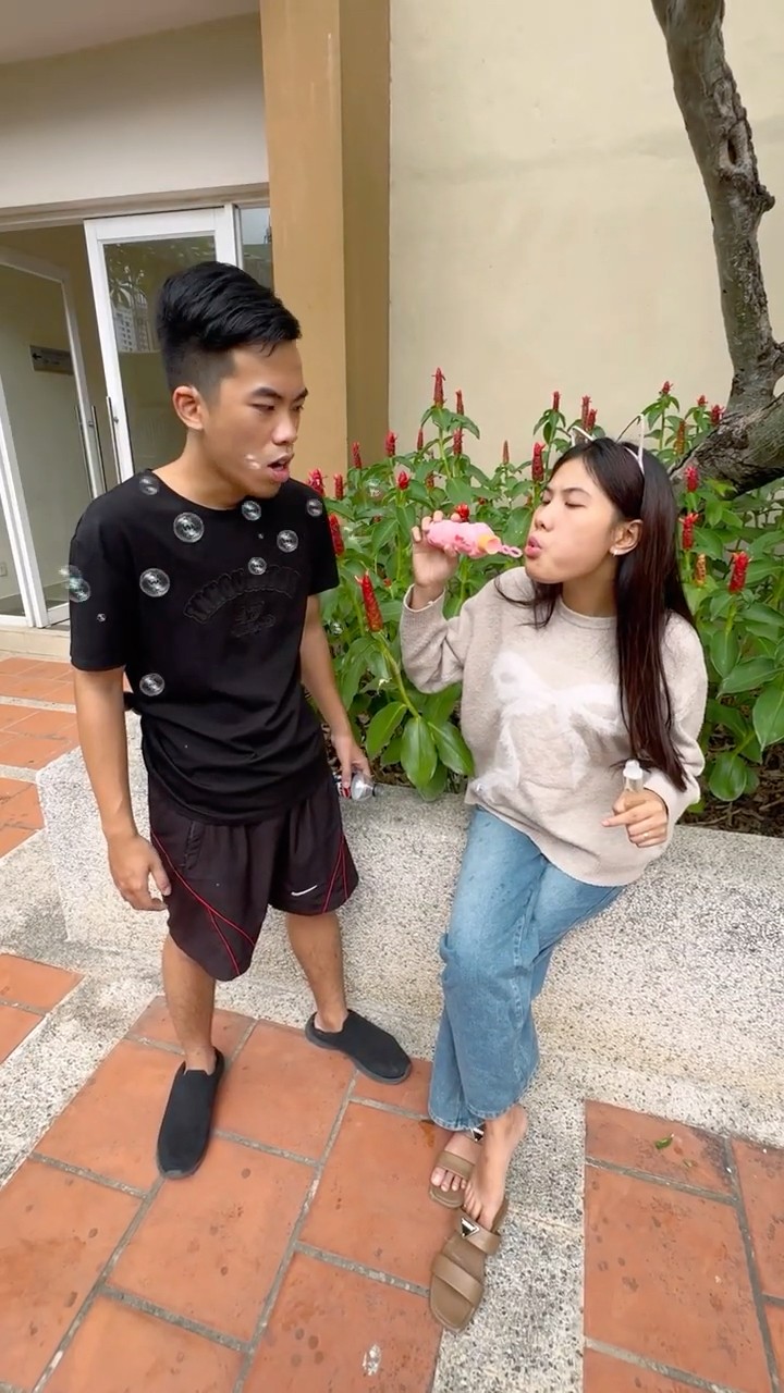 Su Hao comedy: bubble blower toy battle ?