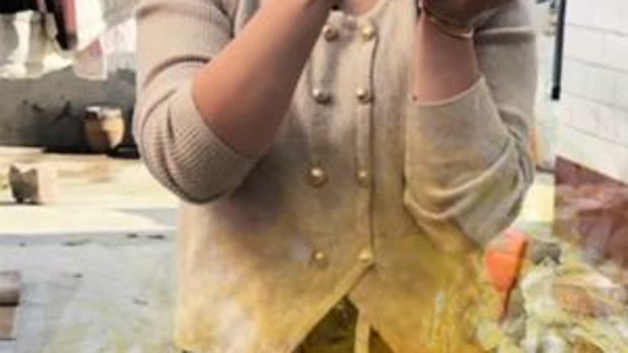 霜打红薯叶”正是采摘季，俗话说霜打红薯叶吃着比肉都香，你吃过吗？ #农村美食#酸菜#记录我的农村生活