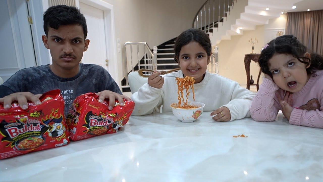 ليلى ولجين ياكلون اندومي كوري حار ! عماد زعل منهم !